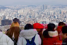 "더 오르겠어?" 집값 기대 뚝…증시·반도체 훈풍에 소비심리 반등