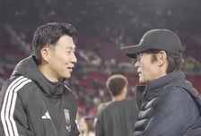 "한국 전설들 만났다" 손흥민 손 맞잡은 이병헌…LA서 깜짝 투샷[영상]