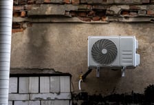 옥상서 날아온 '에어컨 실외기' 행인 3명 아찔…"화나서 던졌다"