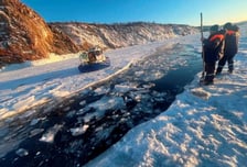 바이칼 호수 '빙판' 달리던 투어 버스 추락…중국인 관광객 7명 사망