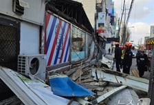 간판 뚝 떨어져 지나가던 20대 사망…12m 크기, 신고도 안 돼 있었다