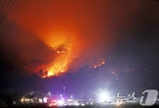 벌써 축구장 100개 면적 잿더미…'밀양 산불' 전국 소방 동원 밤샘 진화