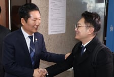 국회 찾은 '이재명의 복심' 김남준...정청래 "건승을 기원한다"