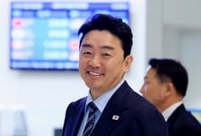 강훈식 실장, UAE로 출국…"제3국 함께 진출하는 성과 위해 힘쓸 것"
