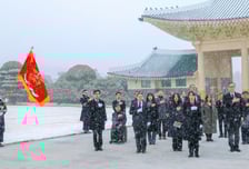 국립대전현충원 참배하는 인빅터스재단 실사단