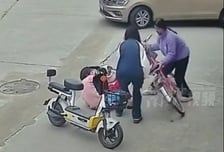 넘어진 노인 부축한 여중생들..."너 때문" 되레 4500만원 물어줄 뻔