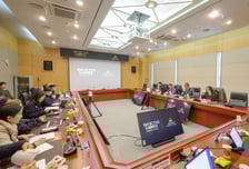 대전컨벤션센터서 브리핑 받는 인빅터스재단 실사단