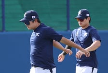 [포토] 김택연-조병현 '맨인블랙 스트레칭'