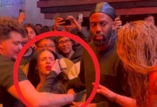 '충격' 미모의 女팬 얼굴에 '발차기' 날렸다... WWE 레슬링장 초유의 사태 "폰 박살 나고 여자 기절"