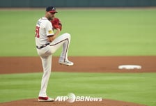 '트레이드→충격 퇴물설→역대급 부활' 37세 에이스, 구단 최고 연봉 신기록 주인공 됐다