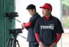 [포토] 네일 불펜 피칭 지켜보는 이범호 감독