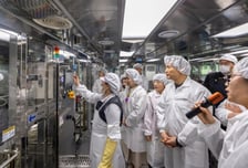 학교급식, 고온 노동 줄인다…경기교육청 '튀김 전담 로봇' 첫 도입