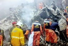 비행기 추락, 사장님 업고 탈출했는데…직원이 받은 건 '해고 통보' 왜?