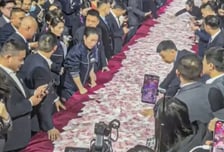 테이블에 '현금 87억' 뿌린 뒤 "가져가"…직원들 챙긴 기업, 어디