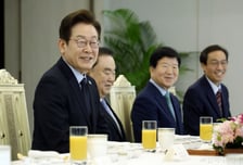 '6000피' 치켜세운 與 원로들...이 대통령 "부동산서 돈 이동, 고무적"