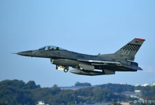 [단독]공군, F-16 야간비행 중 조종사 비상탈출…연료계통 문제 추정