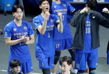 [포토]'첫세트 따냈다' 우리 박철우 감독대행