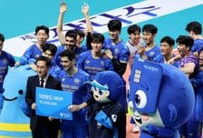 [포토]'5라운드MVP 아라우조' 축하하는 우리 동료들