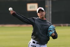 "염경엽 감독님 말씀대로 하겠다" 157㎞ 사이드암 '마침내' 구속 욕심 버렸다... LG 우승 사령탑, 'ERA 20.25' 홀드왕까지 살려내나