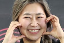 케데헌 '매기 강' 감독, 삼성전자와 깜짝 콜라보…"언팩 무대 연출"