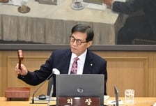 한은, 기준금리 2.5% 동결…올해 성장률 전망치 1.8%→2.0%