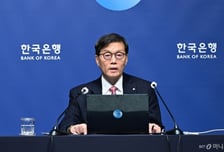 한은, 성장률 전망 1.8%→2.0% 상향…반도체가 살렸다