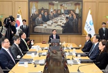 만장일치로 기준금리 동결…6개월 후에도 동결 전망한 금통위