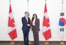 조현, 캐나다 외교장관 만나 "캐나다 잠수함 사업, 韓 수주 시 양국 이익"