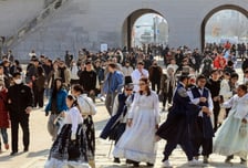 "장원영 화장 받고 김장하러"…외국인 10명 중 8명 "한국 또 올래!"