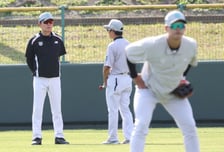 [포토] 이강철 감독 '오키나와 날씨도 좋군'