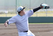 [포토] 김현수 '혀 빼물고 롱 토스'