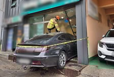 식당 유리 뚫고 '쾅'…80대 몰던 승용차 상가로 돌진, 3명 부상