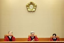 출입국 얼굴 사진 학습하라며 기업에 준 정부…헌재 "사업 종료돼 각하"