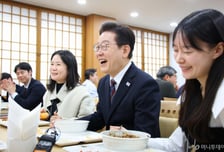 이재명 대통령, 67% 최고 지지율 찍은 날 기자들과 '깜짝 소통'