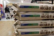 밥상 흔든 쌀값 잡힐까…'14만t 부족'에 정부 양곡 15만t 공급 카드