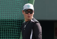 [포토] 장성우, 담장 넘기고 휘파람