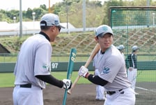 [포토] 이강민, 유한준 코치로부터 원포인트 레슨