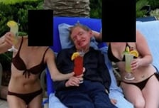 '엡스타인 파일' 호킹 박사 옆, 비키니 차림 여성들…유족측 해명 "간병인이다"