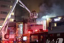 서울 북창동 상가 화재, 치솟은 연기…퇴근길 시민들 긴급 대피