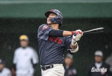 상처받은 롯데 달랜 '대타 만루포', 38세 베테랑이 우천 노게임에도 웃게 하다