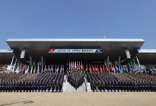 "이 임금에 명예도 없어? 장교 안해"…임관 포기 '쑥', 허리 휘는 국군