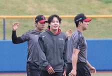 [포토] 임찬규 '비와 음악이라...'