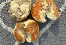 '낚싯바늘 빵' 던져놓은 범인 잡혔다…"개 짖는 소리 시끄러워서"