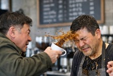 "커피가 안 달잖아"…카페 사장에 뿌리고 뺨 때린 60대, 죗값은 300만원