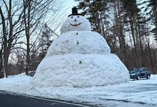 2살 딸 둔 아빠가 만든 '초대형 눈사람'…폭설로 7m 높이 '훌쩍'