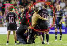 충격 "메시가 공격당했다" 왜 '특수부대 출신' 경호원 없었나? 의문... 경기장 팬 난입에도 "부재중"→해고설 등장