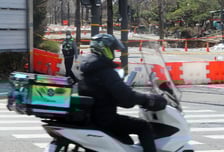 부산 해운대구 달리던 오토바이 도로 연석과 충돌..30대 운전자 사망