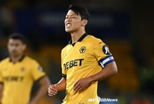 "황희찬, 역대 최저 승점 굴욕 피했다" 울버햄튼, 빌라에 2-0 쾌승... 에메리 감독 "이런 팀에 지다니" 노룩 퇴장