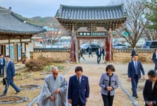 이재명 대통령, 김혜경 여사와 송광사 방문…주지스님과 '차담'