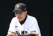 [포토] 삼성 타선 분석하는 이승엽 코치